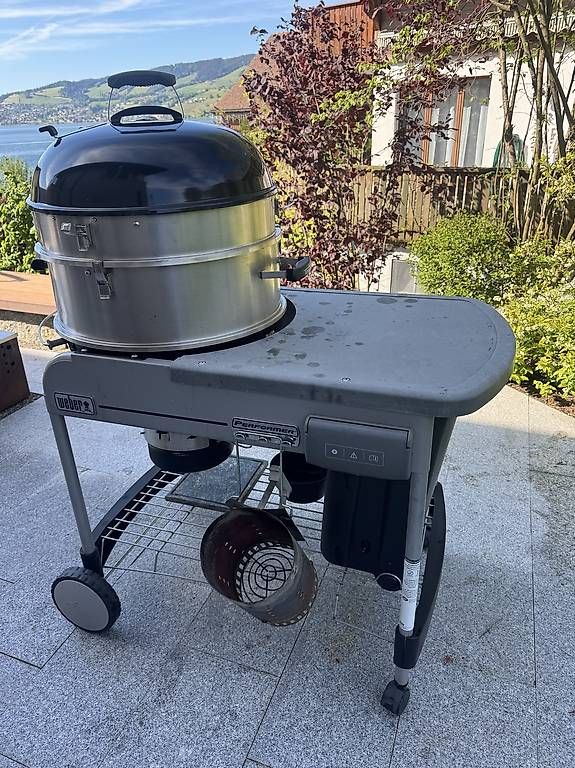 Griglie: Weber Performance Holzkohlengrill mit Räucheraufsatz – Usato da Morgarten venduto da Phisch