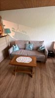 Gemütliches Bettsofa mit Lampe
