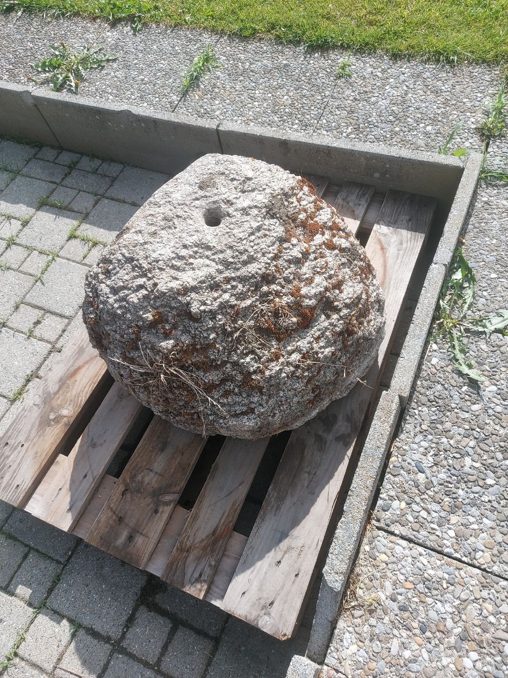 Teiche & Zierbrunnen: Ein Stein/Springbrunnen mit Loch – Gebraucht aus Trubschachen von Toefflibueb91
