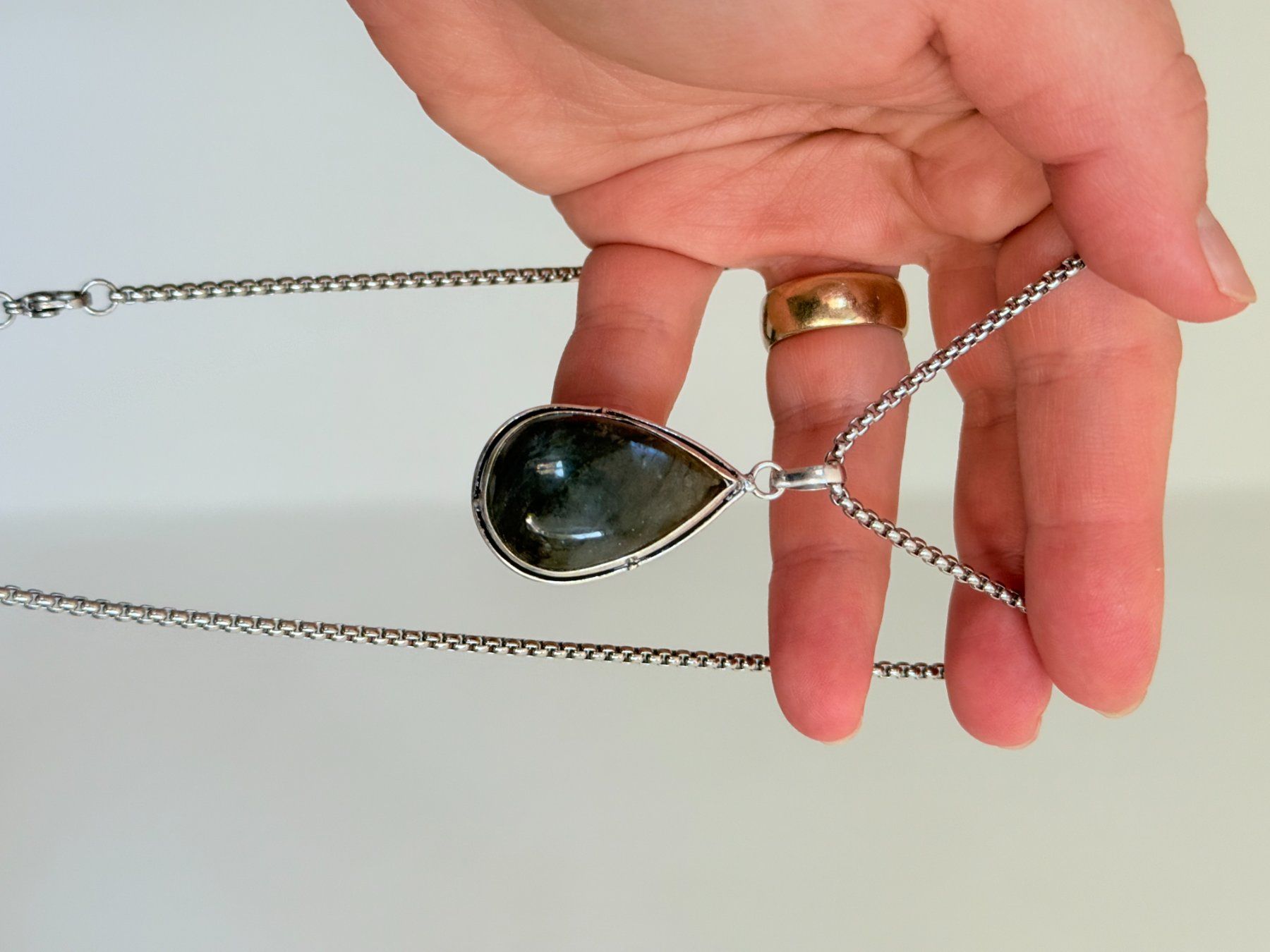 Ketten: Collier avec pendentif labradorite – Neu und originalverpackt aus Genève von AGBERG 2