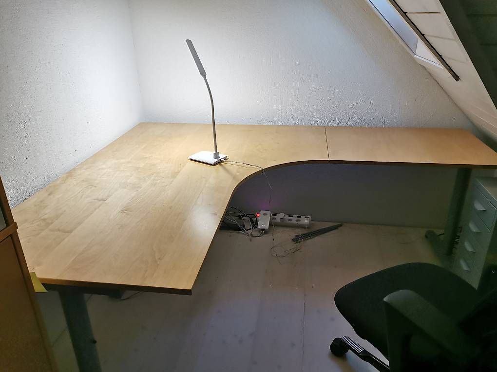 Scrivanie: Ikea - Büro Eck Schreibtisch – Usato da Bubikon venduto da Renereto22