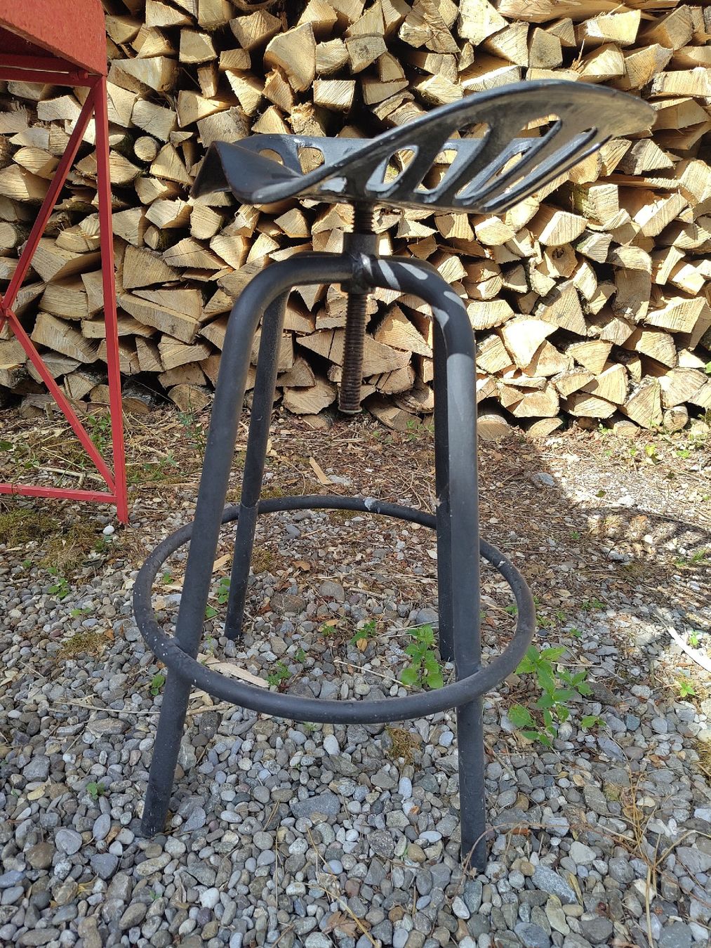 Set di tavolo e panche: Bar-Set: 2 Traktorsitz-Hocker & roter Traktor-Tisch – Usato da Kriens venduto da cla_cb2y 2