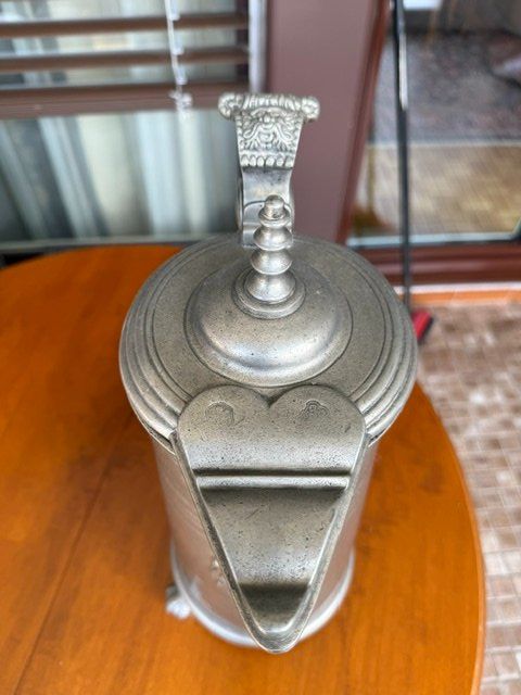 Carafes: Pichet en étain ancien avec blason décoré – D'occasion à Territet par Yvanz 1