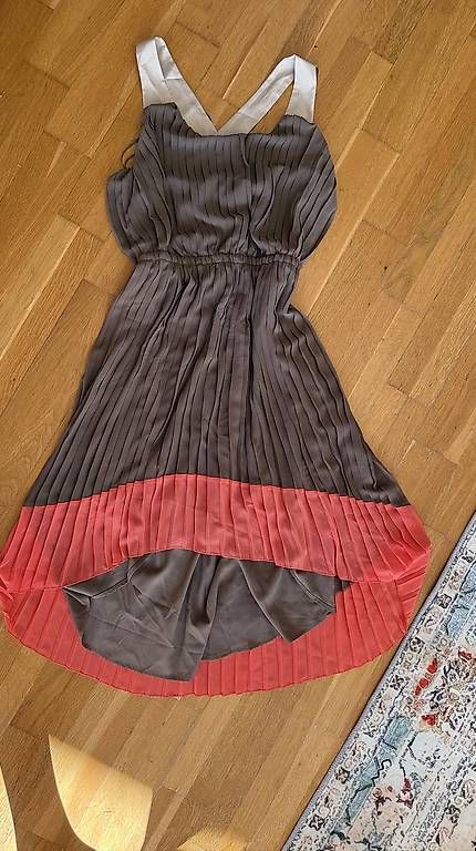 Vestiti: Elegantes Plissee-Kleid ? Einheitsgröße ? neu – Usato da Bolligen venduto da jul_gc8q