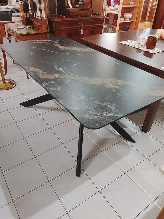 Tavoli: Stylischer Tisch mit keramischer Oberfläche – Usato da Neuhausen am Rheinfall venduto da galleria13 1