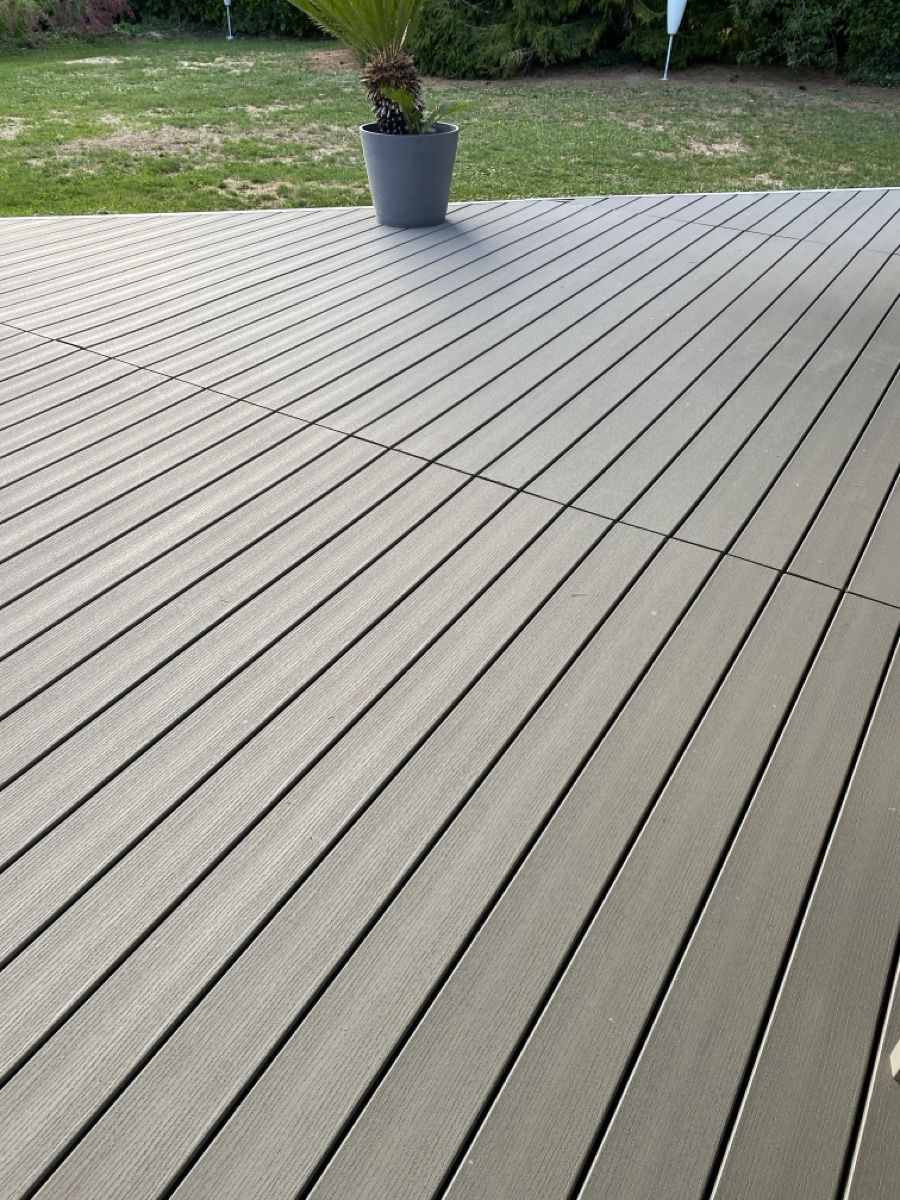 Rivestimenti per pavimenti: Terrassendielen WPC grau gebraucht – Usato da Langnau am Albis venduto da Meierisli