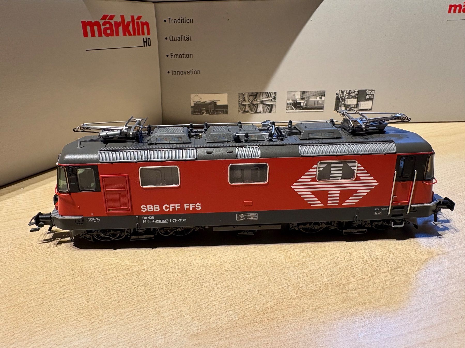 Märklin Modellini di ferrovie: Marklin 37347 Re 4/4II "Lion" – Nuovo e nell'imballaggio originale da Corcelles Payerne venduto da Pierre66