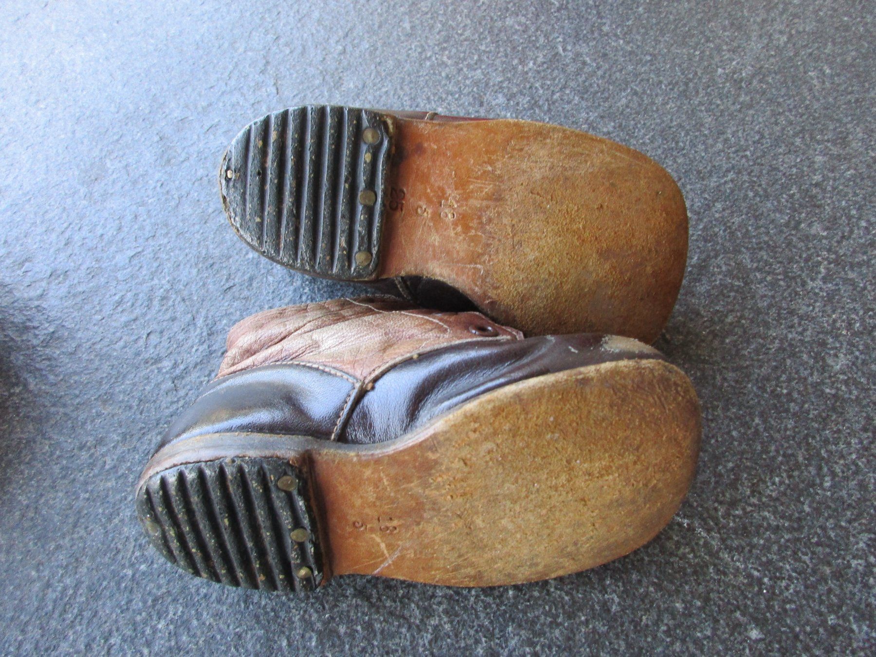 Chaussures garçon: Antike Leder Schuhe – D'occasion à Frick par Schweinchen1965 1