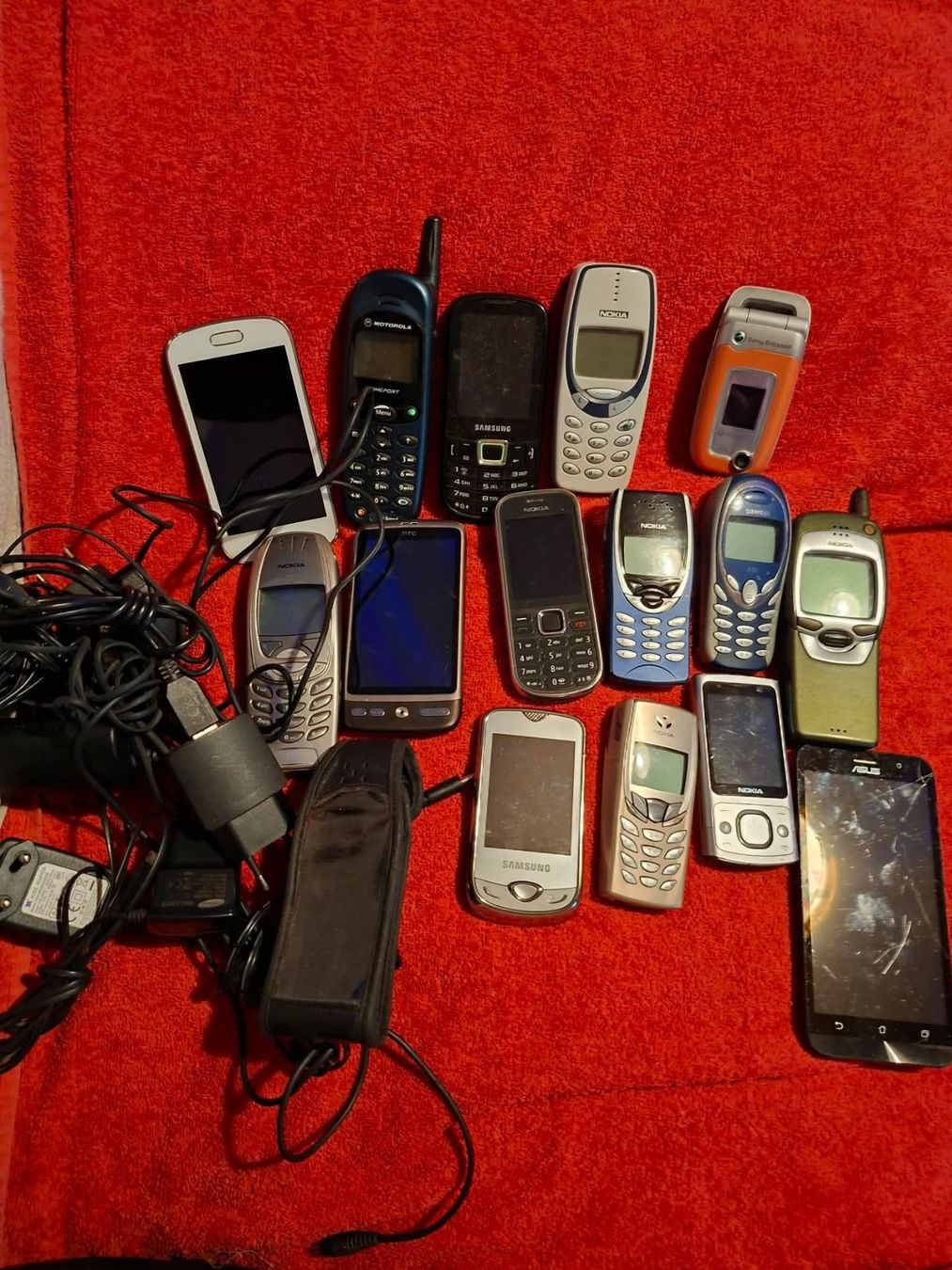 Telefoni cellulari / Smartphones: ein Haufen alter Handy – Difettoso da Wittenbach venduto da Nostalgie1965