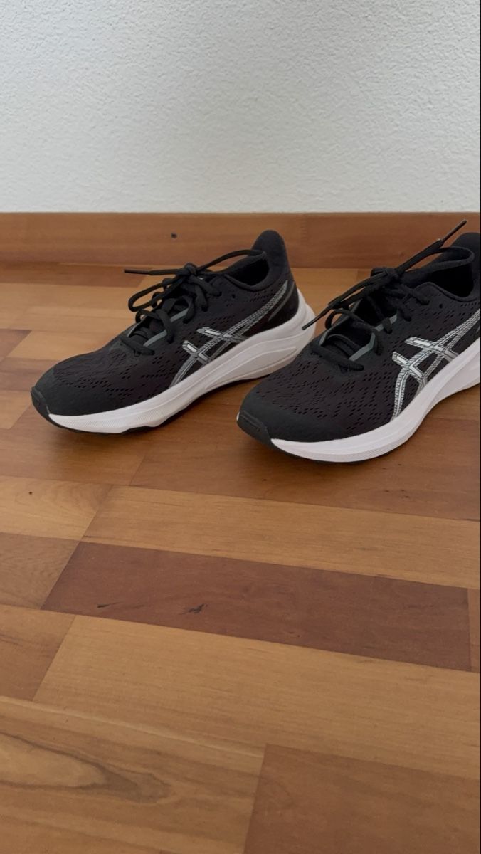 Scarpe per ragazzi: ASICS Trainingsschuh Gr. 38 – Usato da Dietlikon venduto da Ghostm 1