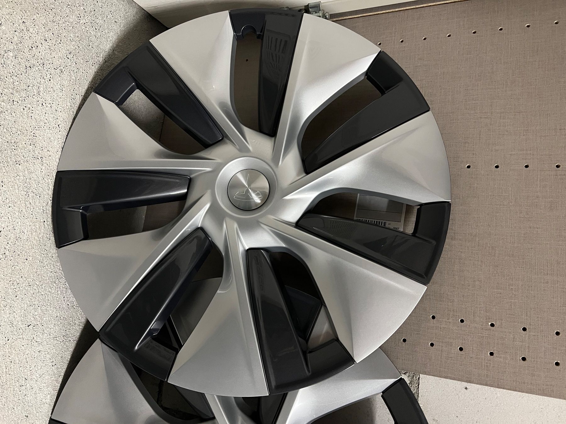 Tesla Pneumatici & Ruote complete: Original Tesla Model Y Radkappen – Usato da Langenthal venduto da Claudio.R