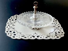 Etagère (1-stöckig) für die Puppenstube. Kunststoff/Metall.