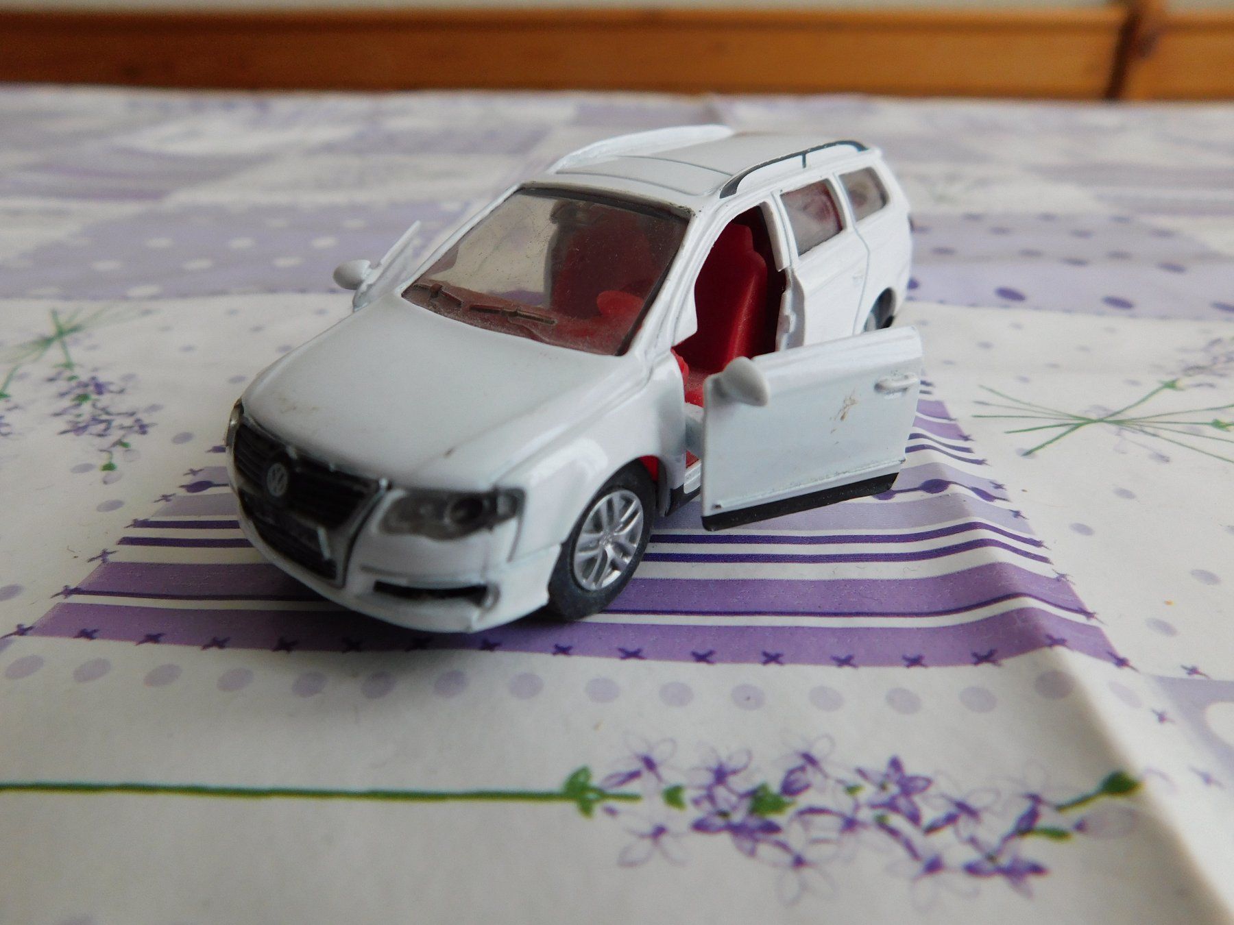 Siku Modellini d'auto: Siku VW Passat Variant weiss – Difettoso da Strengelbach venduto da Wedi73
