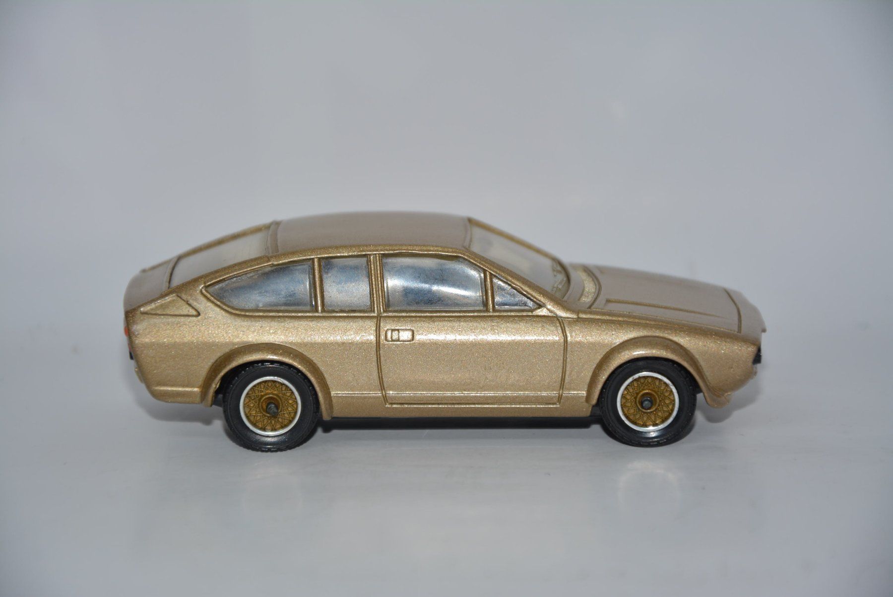 Alfa Romeo Modellini d'auto: Alfa Romeo Alfetta GTV 1980 , Solido , 1:43 – Usato da Goldach venduto da Feivel9 4