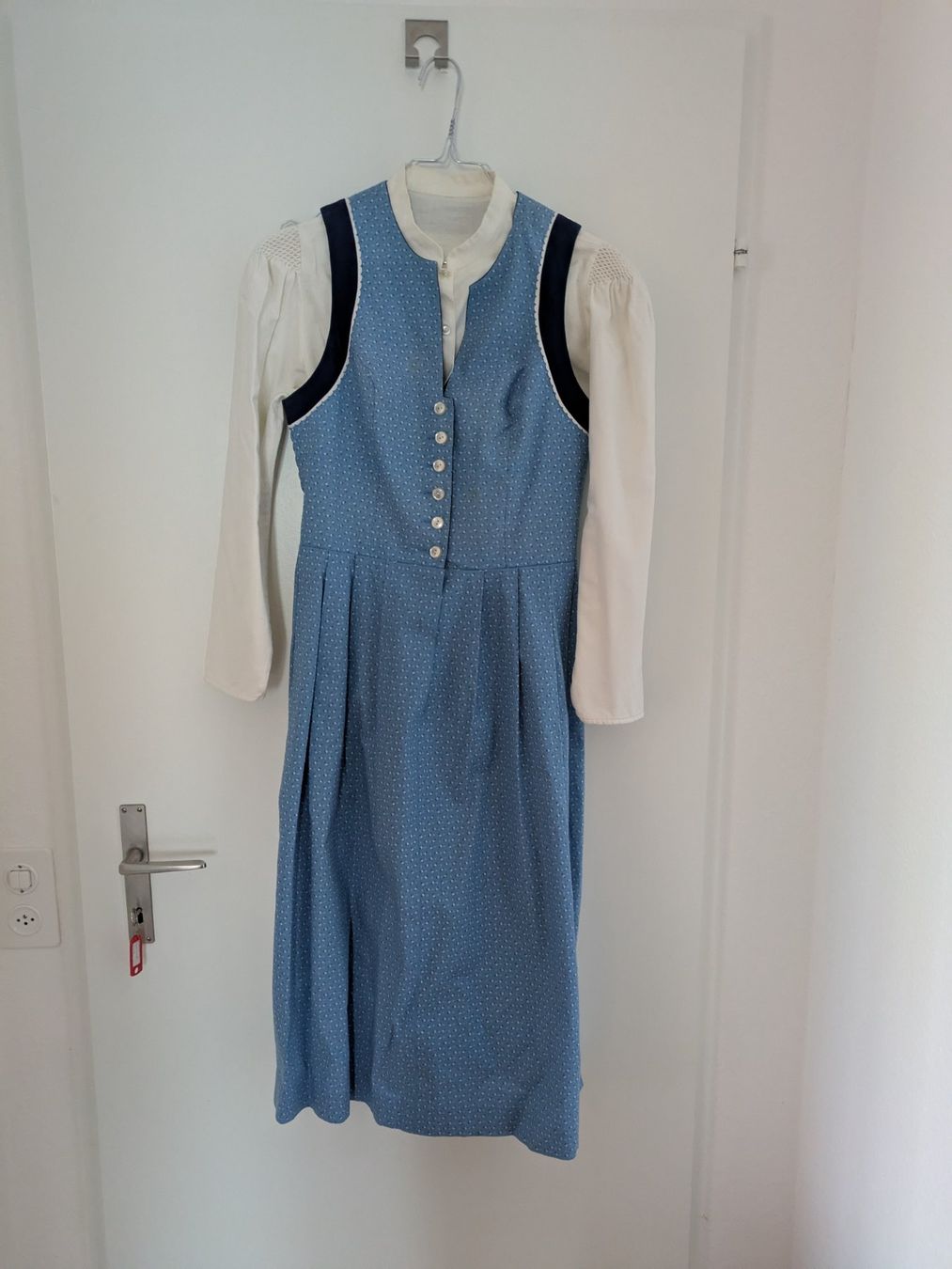 Kleider: Dirndl mit Bluse, blau! – Gebraucht aus Zürich von but_9lq6 1