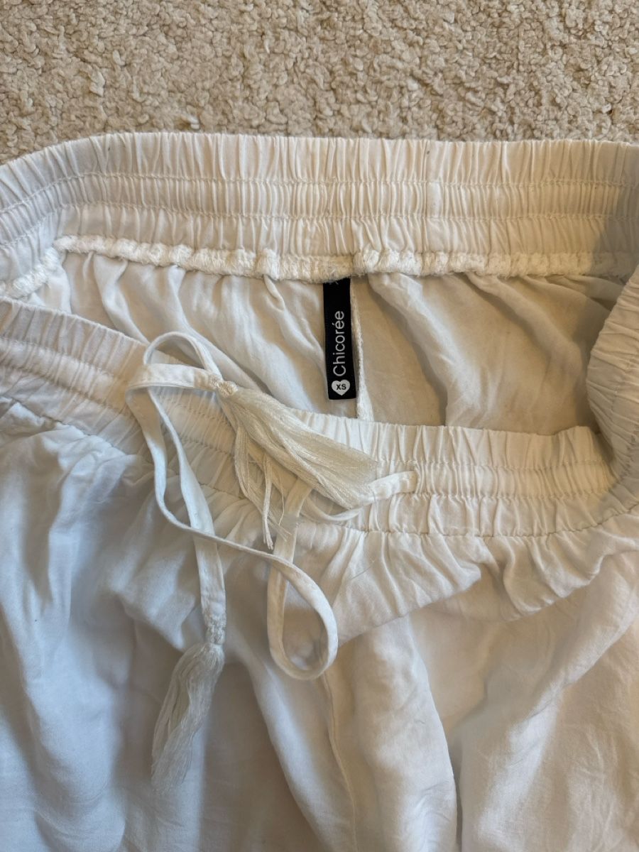 Pantaloni: Shorts weiss mit Spitzenbesatz – Usato da St. Niklausen LU venduto da car_2562 2