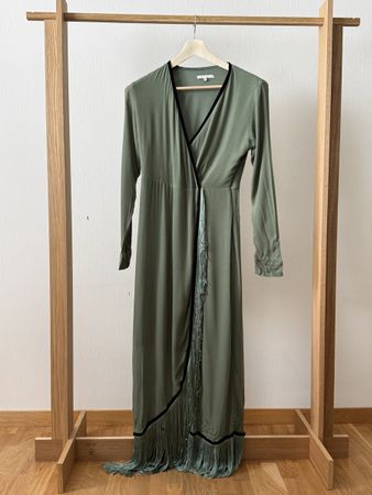 Mint & Berry Kleid, Gr. 38, Olive mit Fransen, Top Zustand