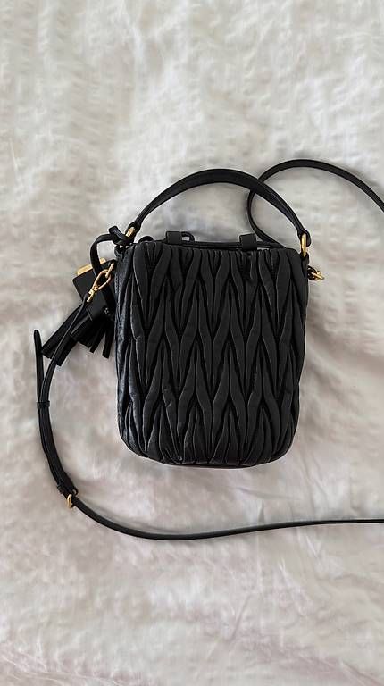 Sacs femmes: MiuMiu Bag, schwarz  – D'occasion à Luzern par GiLu007 2