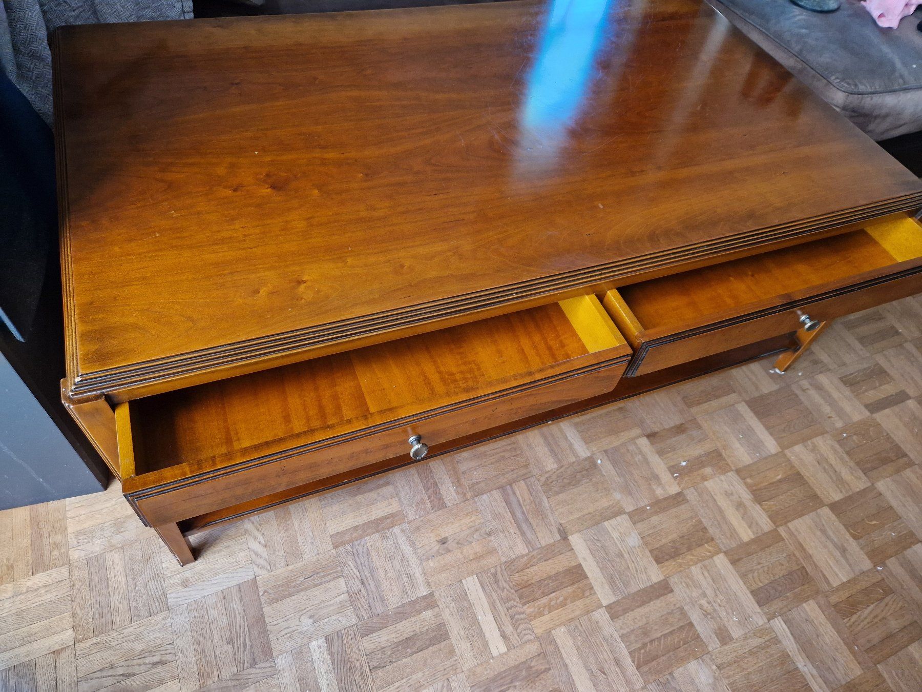 Tables: Holztisch mit Schubladen – D'occasion à Bern par DrGoalie 1