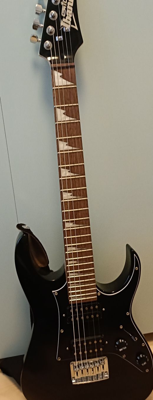 Musikinstrumente: Schwarze E-Gitarre Ibanez Gio – Neu (gemäss Beschreibung) aus Rotkreuz von mar_wn5h