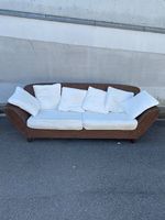 Vintage Rattan Sofa aus Naturgeflecht mit weissen Kissen
