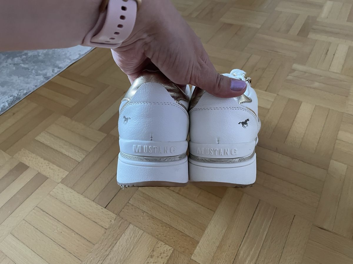 Scarpe da donna: Schicke Mustang Sneaker Weiss/Gold  – Usato da Rothenburg venduto da keny79z5 2