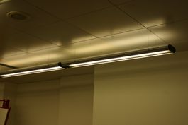 Professionelle Deckenlampe/Lichtleiste mit LED-Röhren–3 Stk