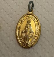 Älterer, kleiner, goldfarbener Anhänger, Maria von Lourdes