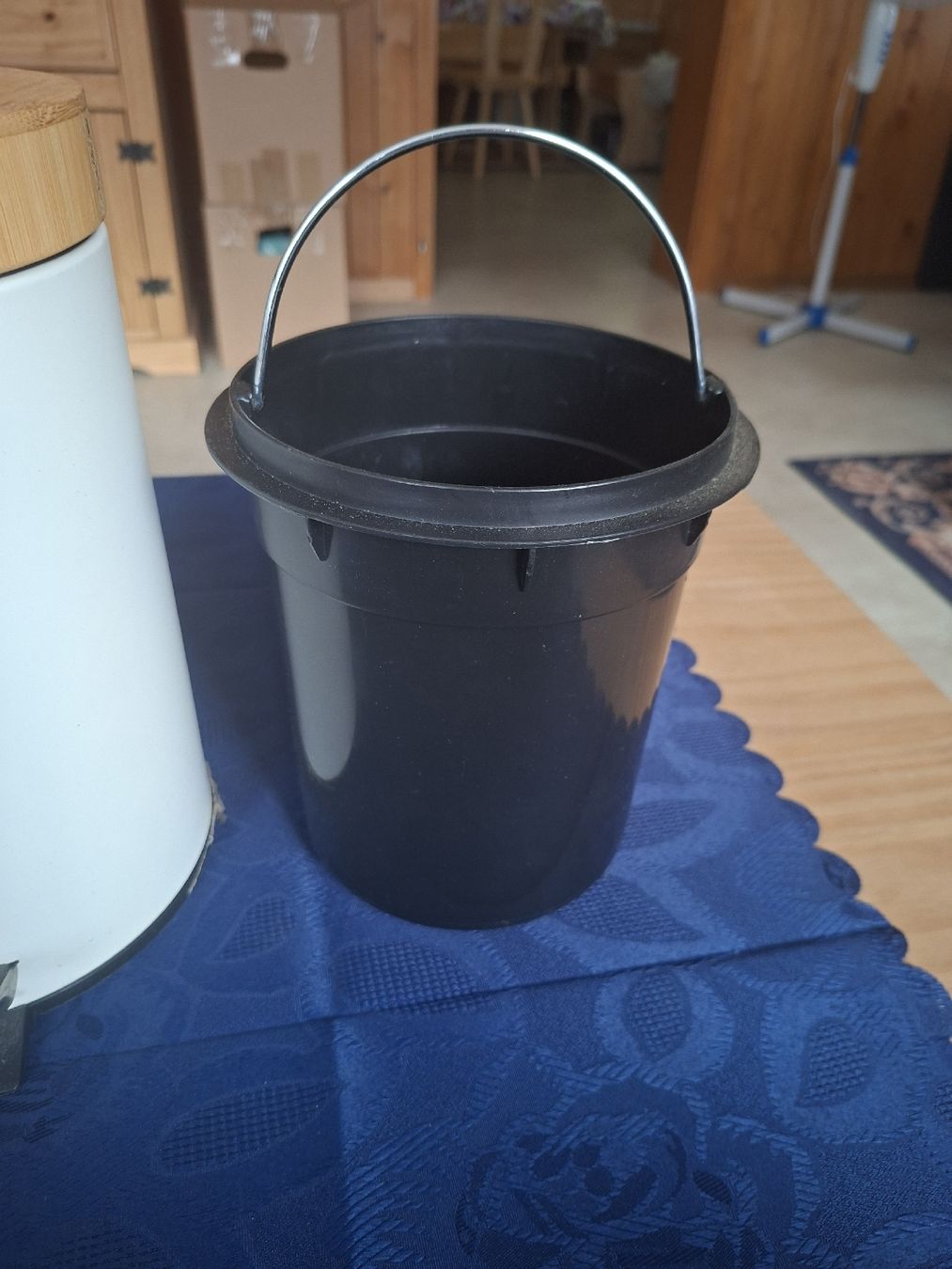Poubelles: Abfalleimer weiss mit Bambusdeckel – D'occasion à Marbach LU par antanarivo 2