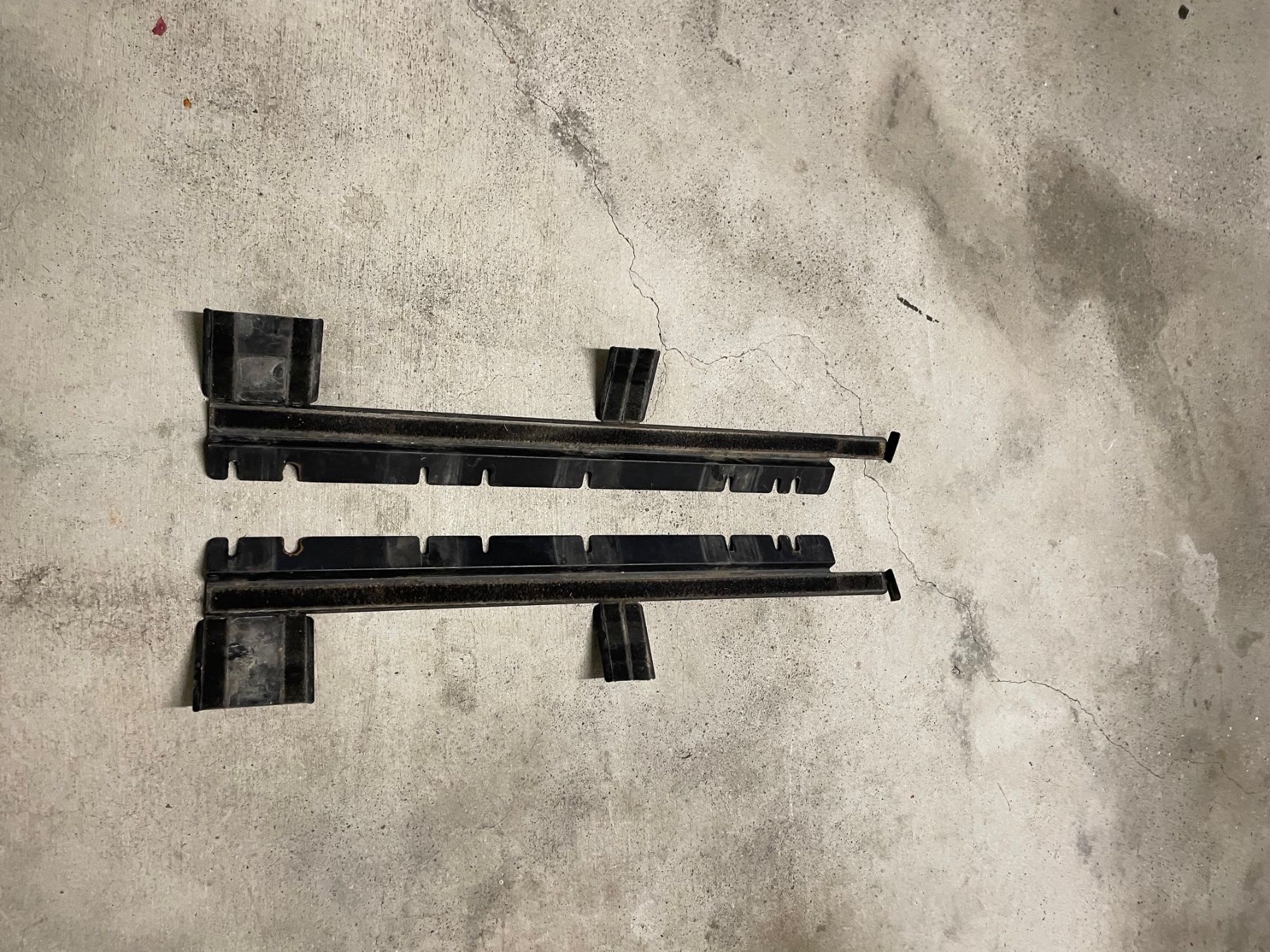 Portapacchi: Frontrunner Halter Campingtisch unter Dachträger. – Usato da Balzers venduto da NH1974