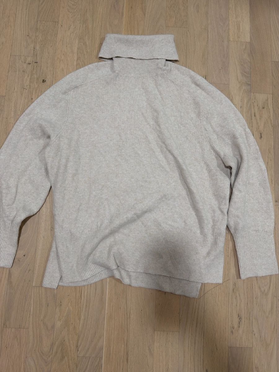 Oysho Pulls & Sweat-shirts: Beiger Rollkragenpullover, Grösse M – D'occasion à Effretikon par MaisonNade