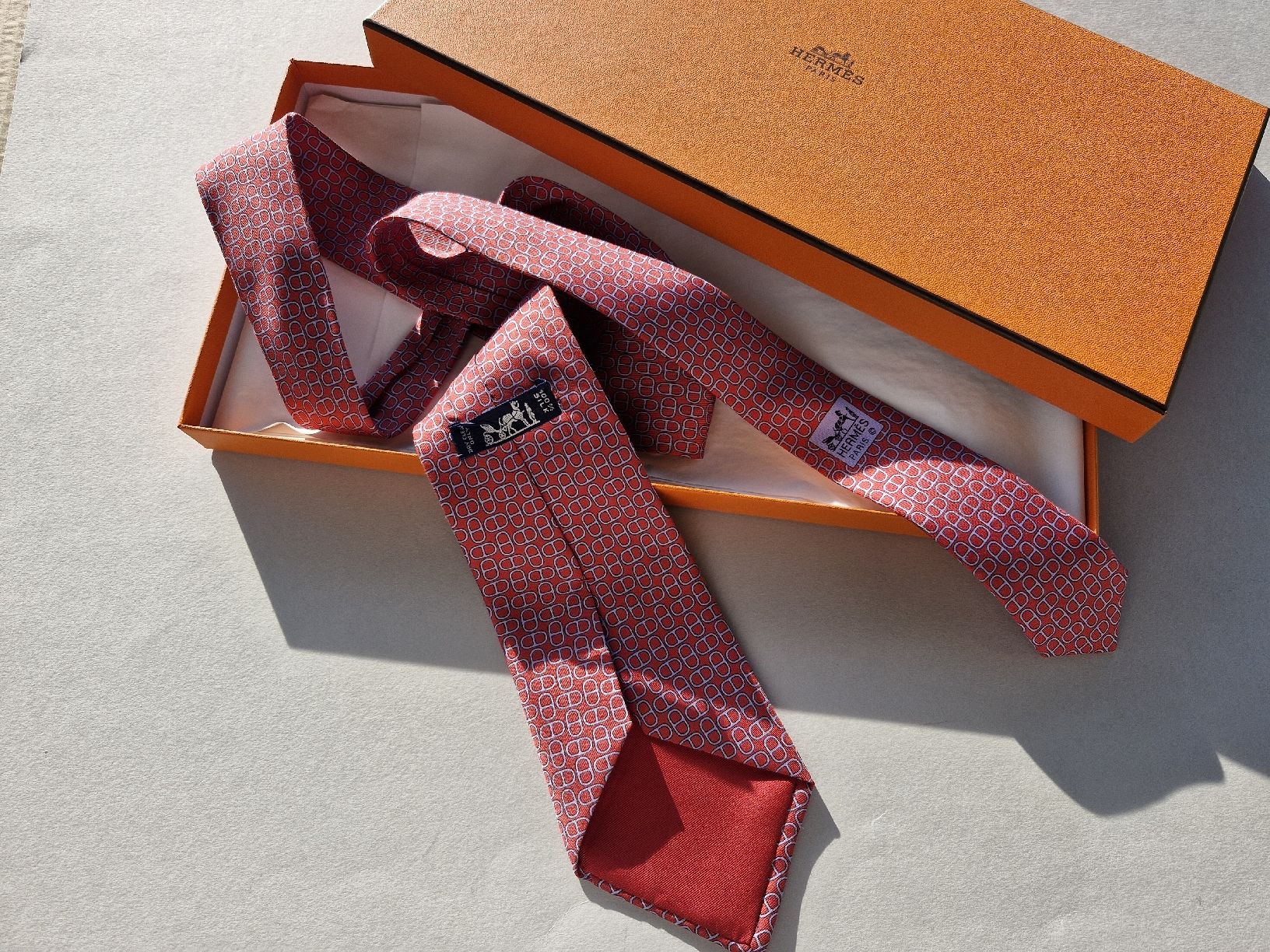 Hermès Cravatte: HERMÈS  Krawatte mit Schachtel – Usato da Zürich venduto da Secretariat11 1