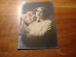 Kitschkarte "Frau mit Blumenstrauss" 1917, koloriert