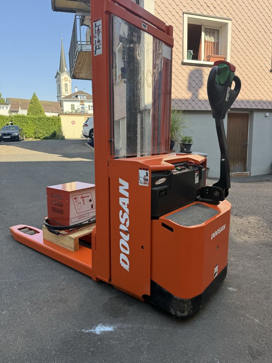Doosan Gabelstapler & Hubwagen: Deichselstapler Ameise Stapler Doosan – Gebraucht aus Ebnat-Kappel von Suizo1291