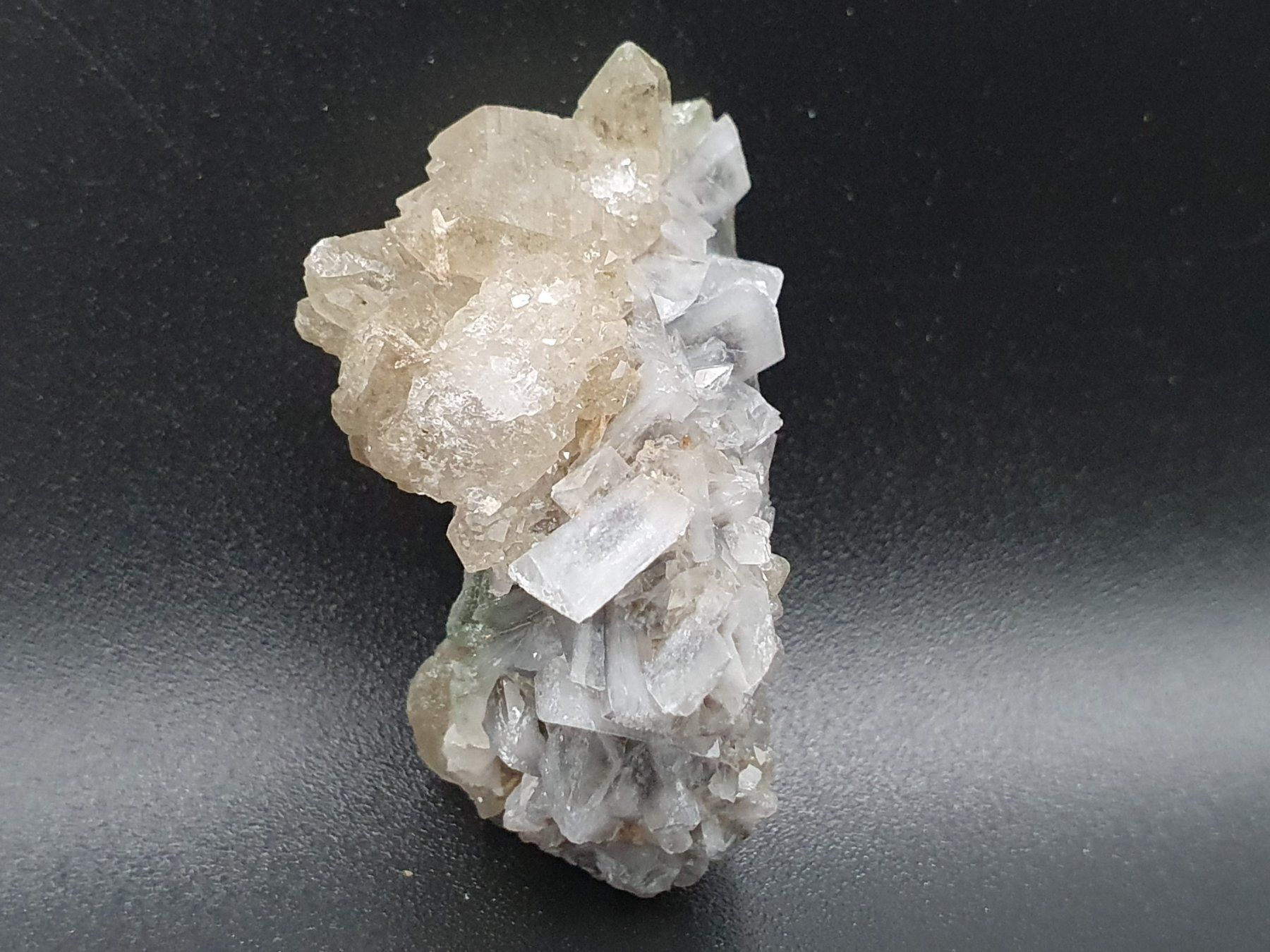 Mineralien & Heilsteine: Adular mit Phantomquarz – Neu (gemäss Beschreibung) aus Holderbank SO von swiss-minerals
