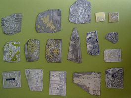 17 verschiedene Druckplatten mit Motiven aus Zinn