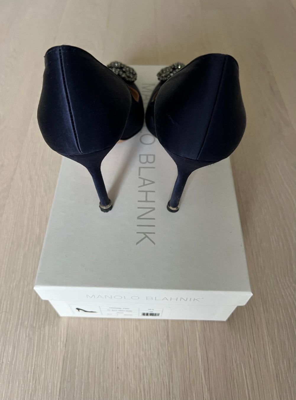Manolo Blahnik Scarpe da donna: Manolo Blahnik – Navy Hangisi Pumps – Usato da Tannay venduto da closet 1