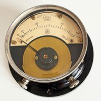 Antikes, schönes Schalttafel-Voltmeter, d=13cm