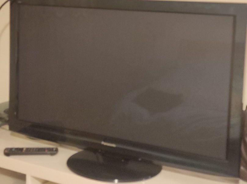 Panasonic Fernseher: Panasonic Fernseher mit drehbarem Fuss – Gebraucht aus Effretikon von fay_25nm