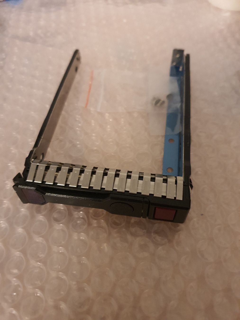Hewlett Packard Server: HP 2.5" caddy for ProLiant Gen8 – Gebraucht aus La Tour-de-Peilz von Gbes
