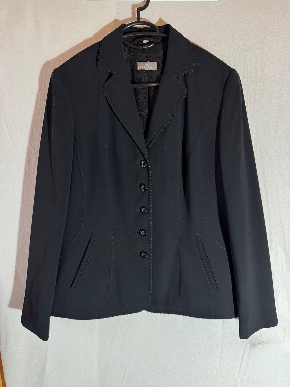 Giacche: Schwarzer Blazer von Queensway Gr. 42 – Usato da Grosswangen venduto da second_hand_dress