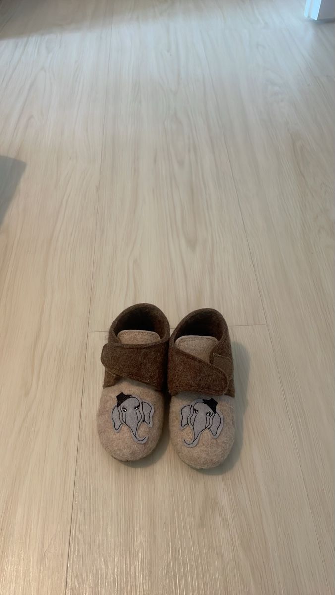 Elefanten Schuhe für Jungen: Elephant Appliqué Wool Slippers - Cozy Winter Warmth – Neu (gemäss Beschreibung) aus Effretikon von lio_gjr8