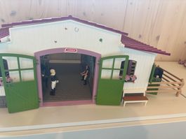 Schleich Reiterhof mit Pferden und Reitern