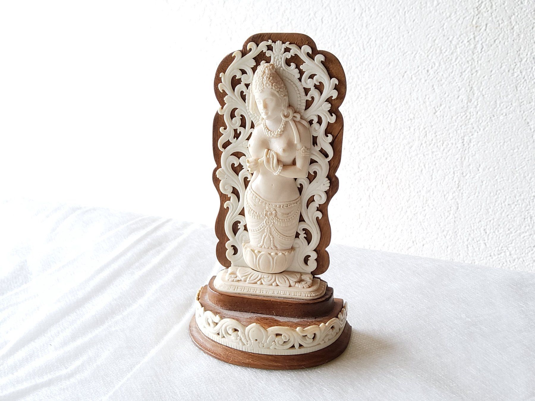 Figurines: Statuette représentant une divinité finement sculptée  – D'occasion à Malleray par Broc-Mo 9