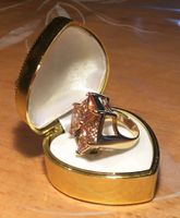Glamour Ring, in Goldfarben mit rosa Zirkonia Steinen, Top!