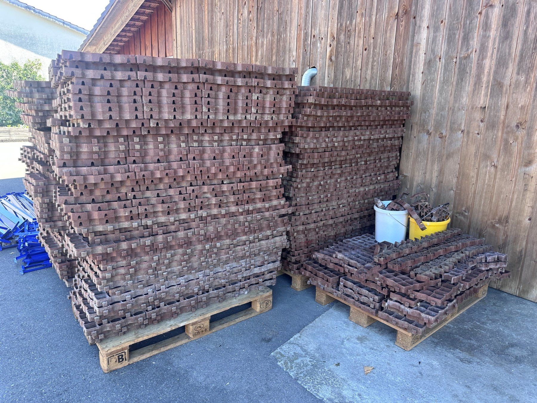 Ecoraster Rivestimenti per pavimenti: ca. 135m2 Ecoraster E 40 S braun, ab Fr. 1.-- – Usato da Schüpfen venduto da Blueleader