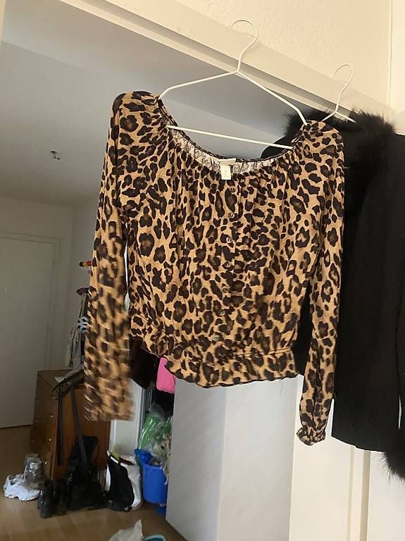 H&M Top: Leopard Top Shoulder off top Animal Print – Usato da Bern venduto da n-dine 1