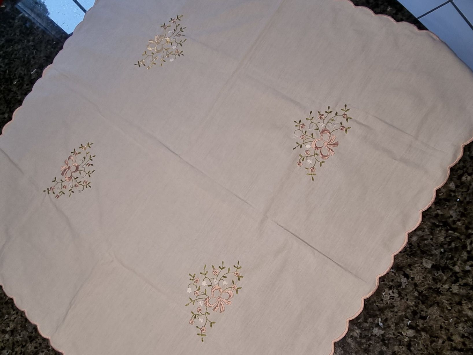 Stoffe: Tischdecke  bestickt 77 x 77 cm – Gebraucht aus geroldswil von Gumball1 1