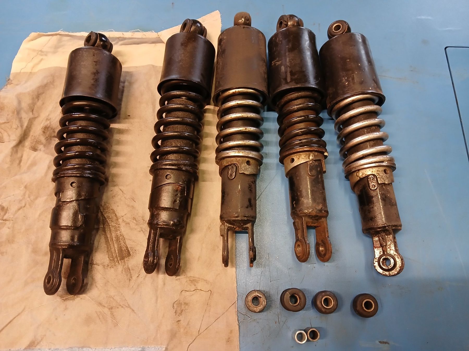 Ural Alle Motorradersatzteile: 5 Stk. Stossdämpfer Ural – Defekt aus Hinwil von Maxman02