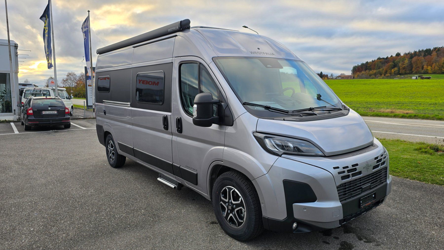 Westfalia Camping Fahrzeuge: Westfalia Columbus 600E, Artense Grau Metallic – Neu und originalverpackt aus Lohn-Ammannsegg von MOBYCAMPERS